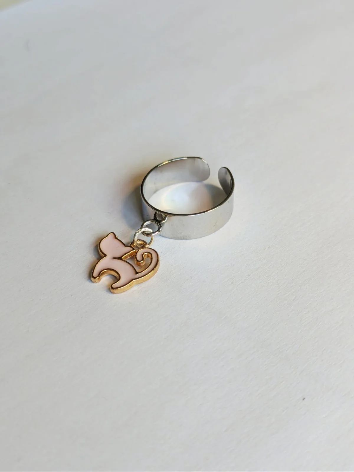 Bague ajustable à anneau ouvert argenté avec breloque chat en émail rose et doré pendante