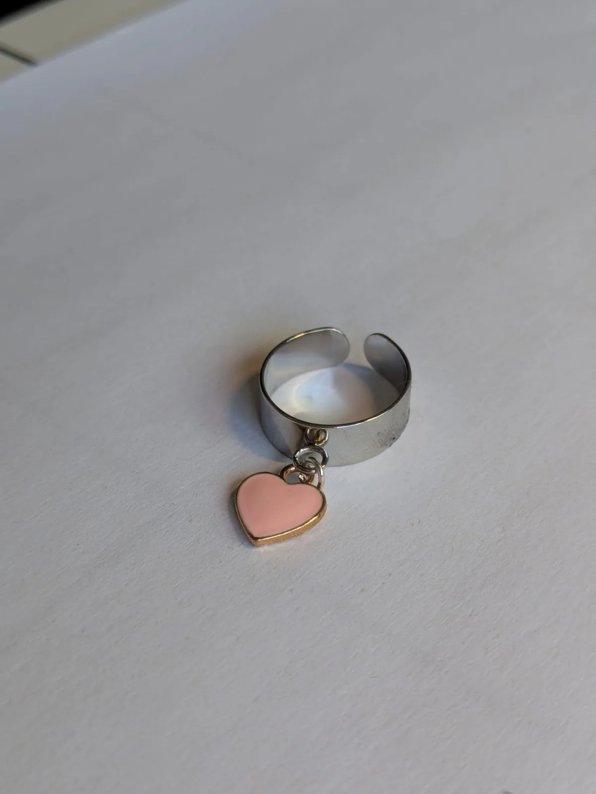 Bague ajustable à anneau ouvert argenté avec breloque cœur en émail rose pendante