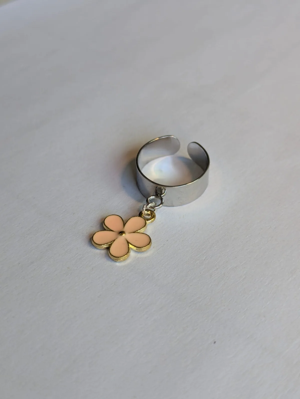 Bague ajustable à anneau ouvert argenté avec breloque fleur à cinq pétales en émail pêche pendante