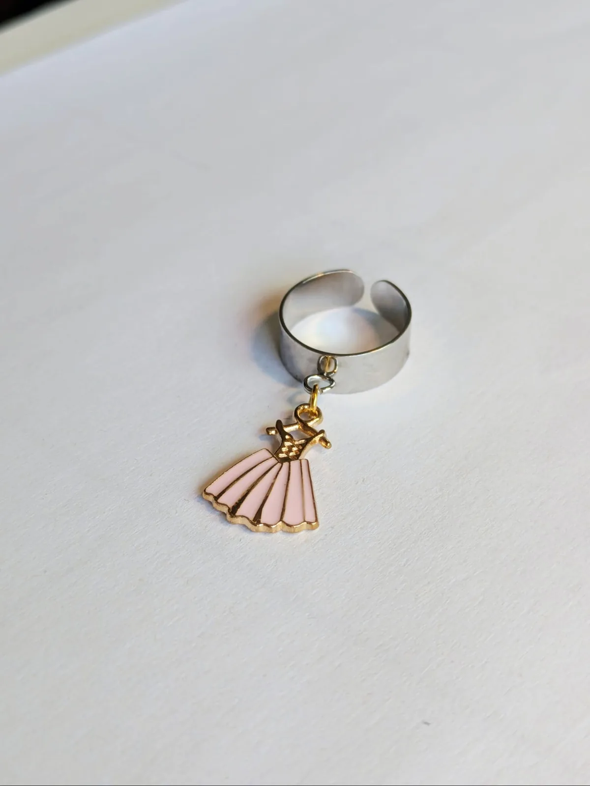 Bague ajustable à anneau ouvert argenté avec breloque robe de ballerine en émail rose et doré pendante