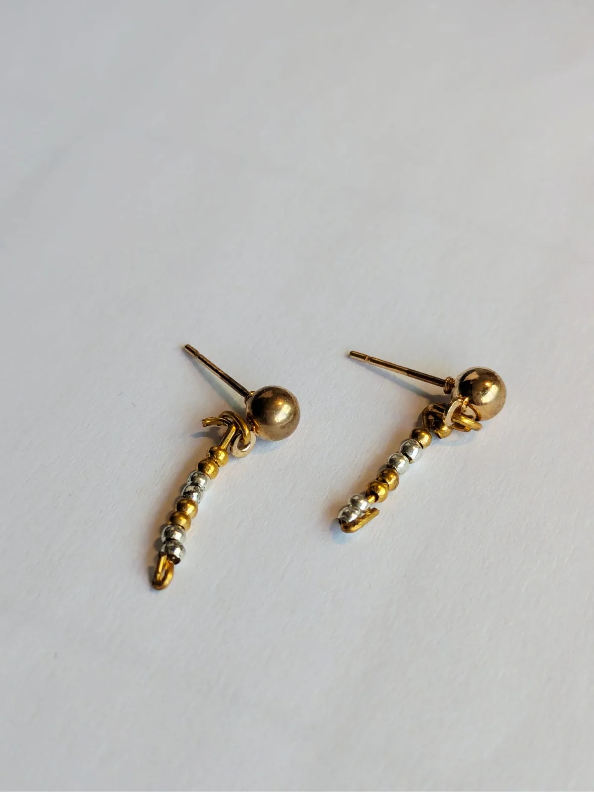 Boucles d'oreilles pendantes bicolores en perles boules dorées et argentées sur puces dorées