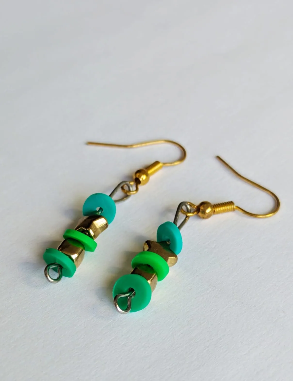 Boucles d'oreilles pendantes en perles hexagonales vertes et dorées sur crochets dorés
