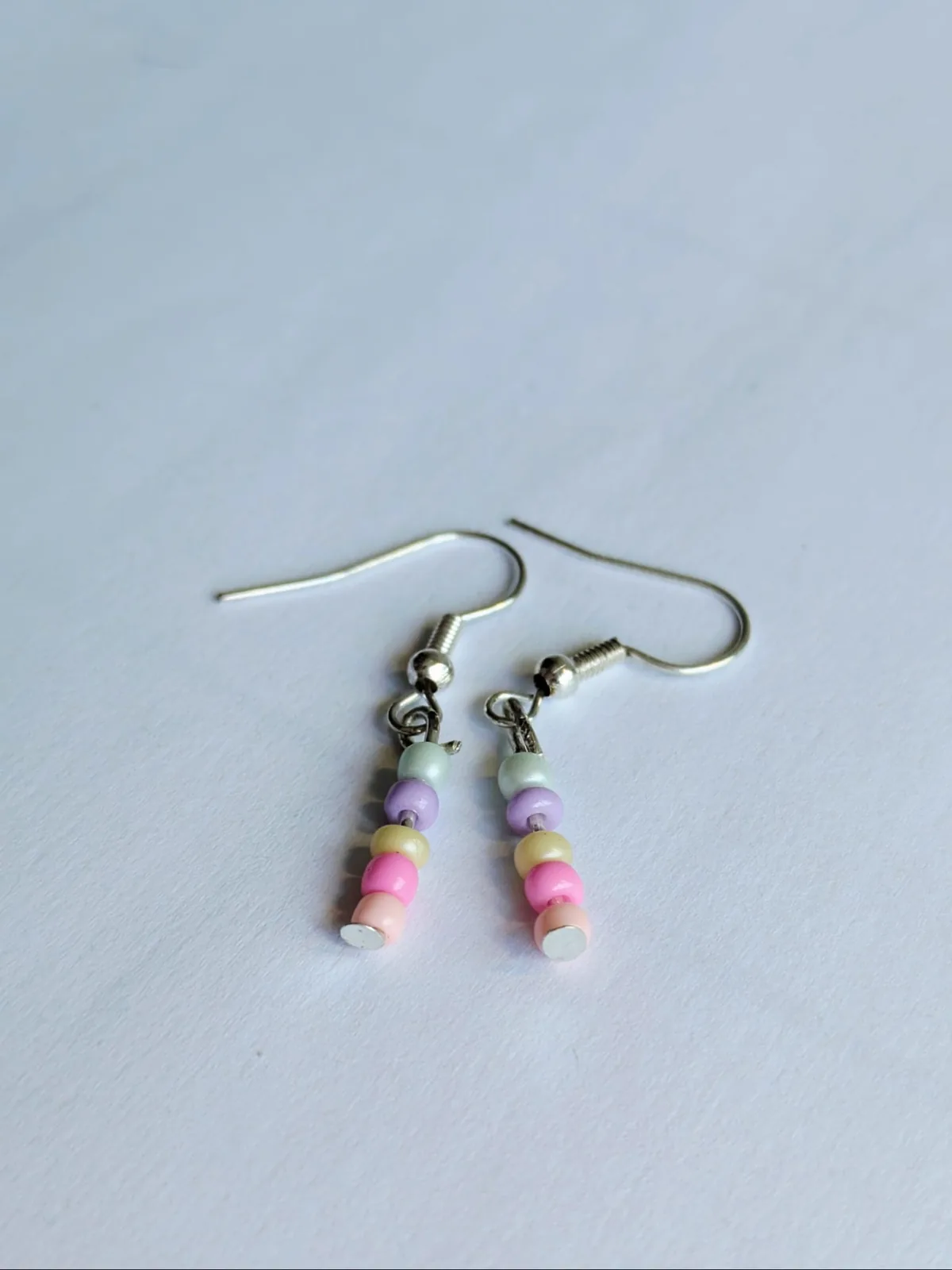 Boucles d'oreilles pendantes en perles pastel arc-en-ciel : menthe, lilas, jaune, rose et pêche, sur crochets argentés