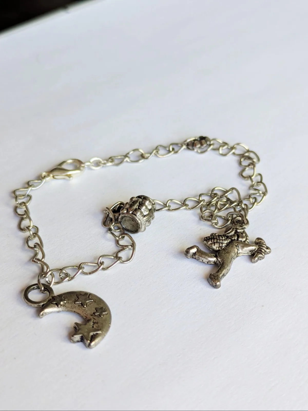 Bracelet chaîne argenté avec breloque lune et étoiles, breloque ourson et perle texturée