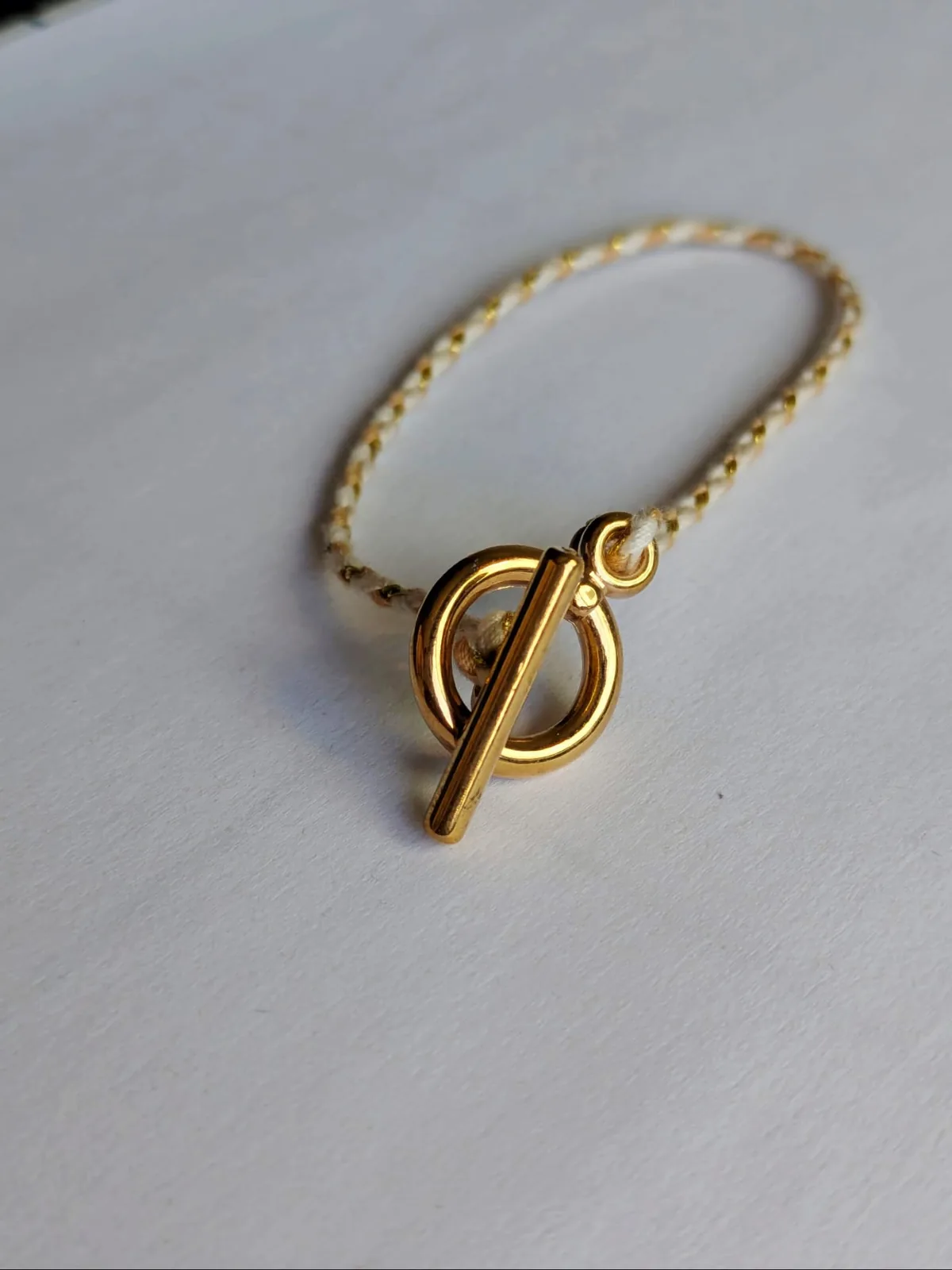 Bracelet en cordon tressé crème et doré avec fermoir bâtonnet doré